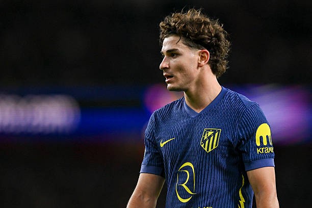 برشلونة يخطط للموسم المقبل: هل يكون جوليان ألفاريز خليفة ليفاندوفسكي؟