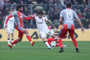 ميلان يخطف فوزًا مثيرًا من كريمونيسي في الدوري الإيطالي