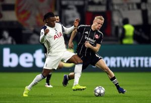 اليويفا يفرض عقوبات على توتنهام بسبب سلوك عنصري