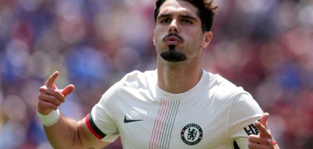 برشلونة يراقب بيدرو نيتو